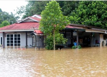 KAWASAN Kampung Padang Luar yang terjejas akibat banjir. FOTO Wan Nabil Nasir.
